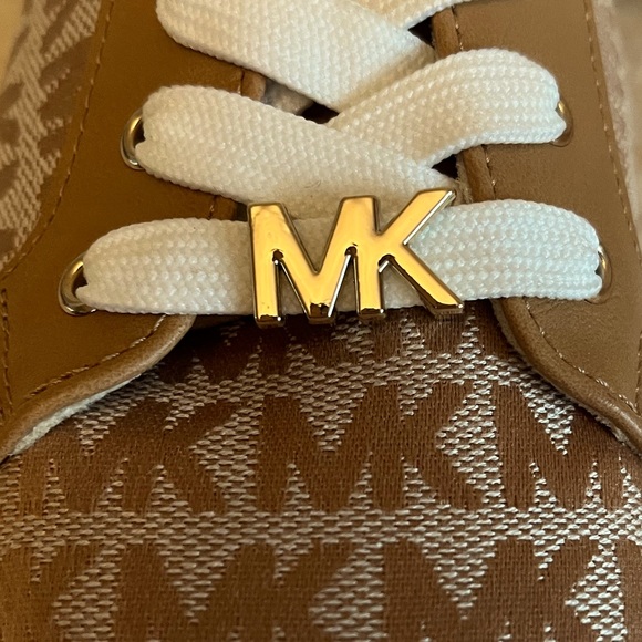NWOT Michael Kors Girls Size 3 Tan/Gold Logo Sneaker - Picture 3 of 5